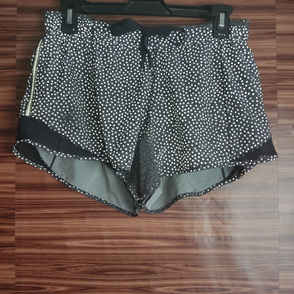 Lululemon Hotty Hot Shine Bright Shorts - LR 4” - Picture 4 of 7